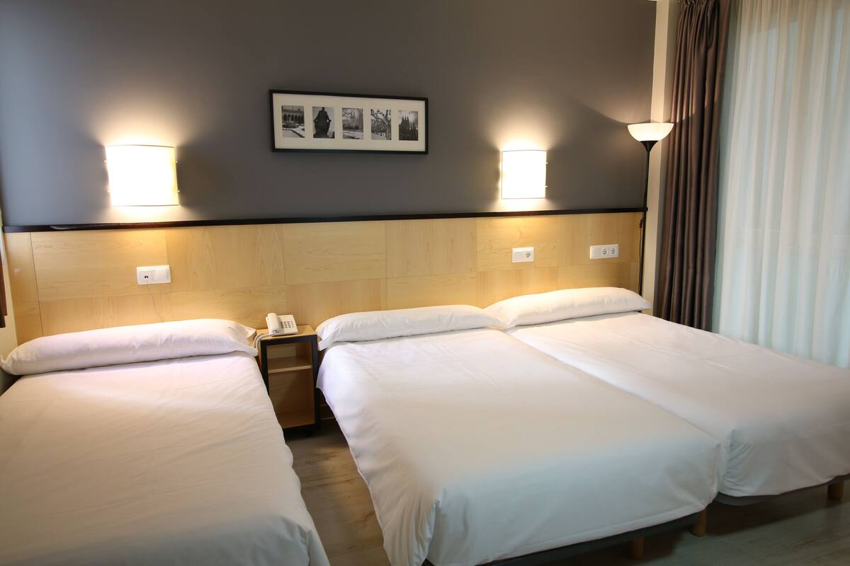 triple room | in-room safe, desk, free wifi, bed sheets