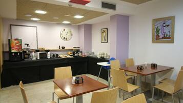 Desayuno buffet diario (EUR 6.5 por persona)