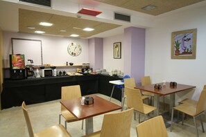 Daily buffet breakfast for a fee - Alda Entrearcos (Burgos)