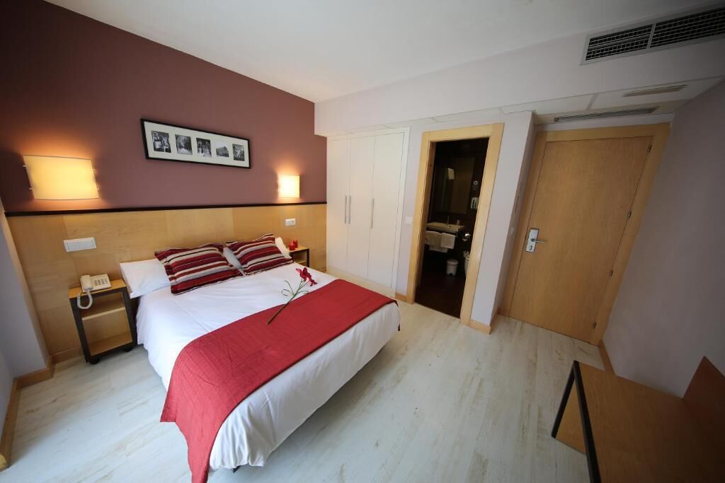 Een kluis op de kamer, een bureau, gratis wifi, beddengoed