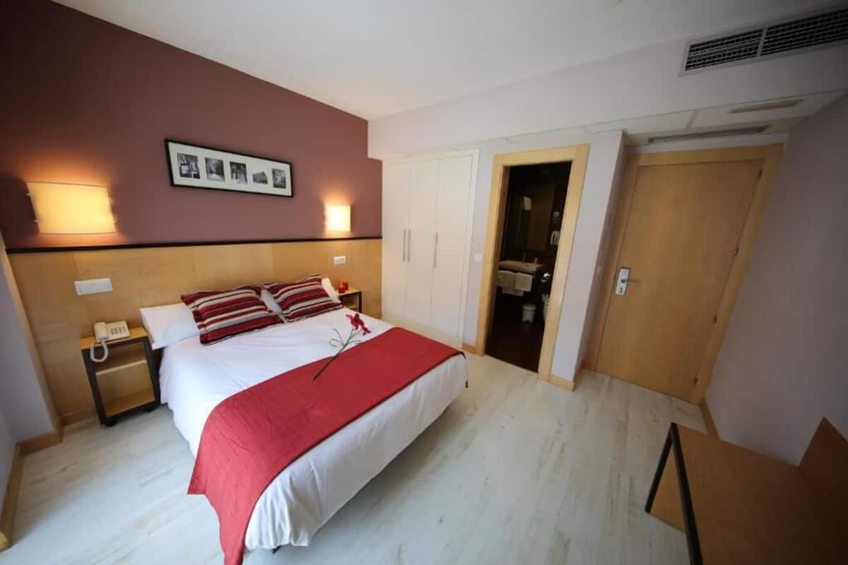 In-room safe, desk, free WiFi, bed sheets
