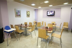 Desayuno buffet diario (EUR 6.5 por persona)