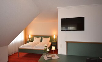 Escritorio, tabla de planchar con plancha, wifi gratis