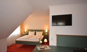 Een bureau, een strijkplank/strijkijzer, gratis wifi