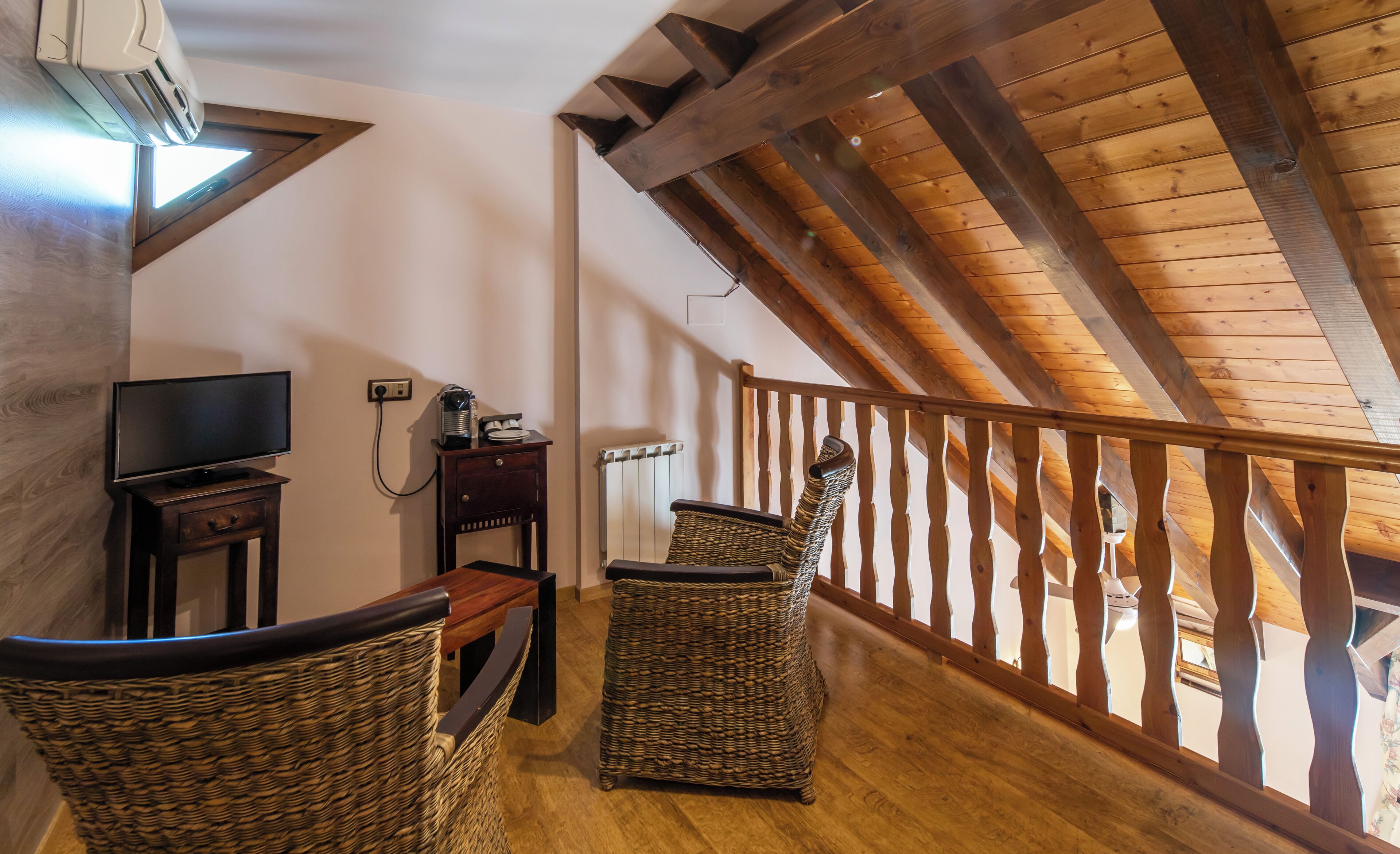 غرفة دوبلكس (I) | أغطية فراش متميزة وألحفة محشوة بالريش وأسرّة بإسفنج يتكيف مع شكل الجسم