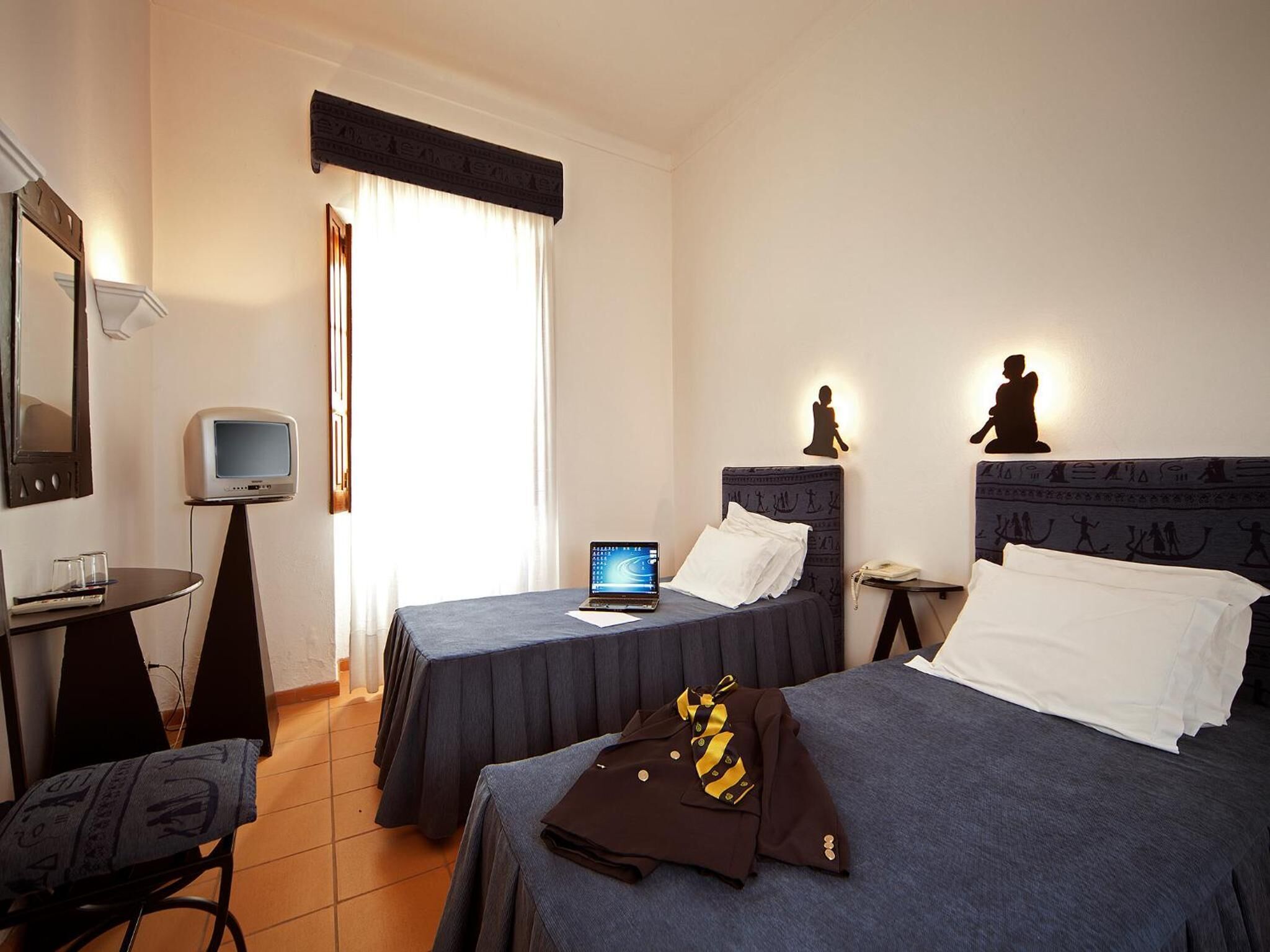 desk, free wifi, bed sheets