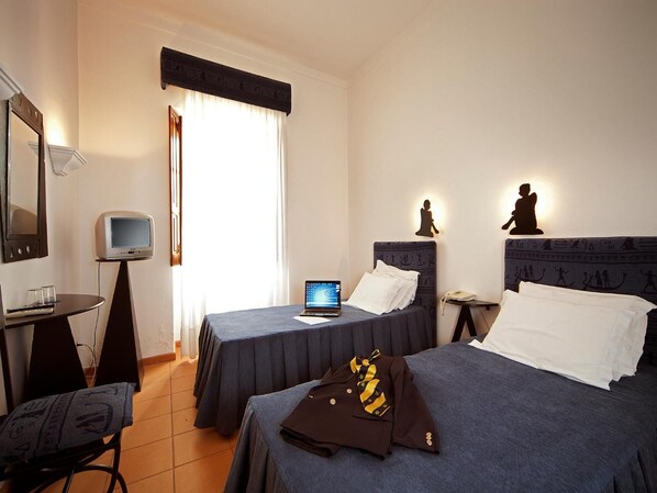 A hotel room with two beds, a desk with a laptop, a TV, and a chair. - Bética Hotel Rural (Serpa)