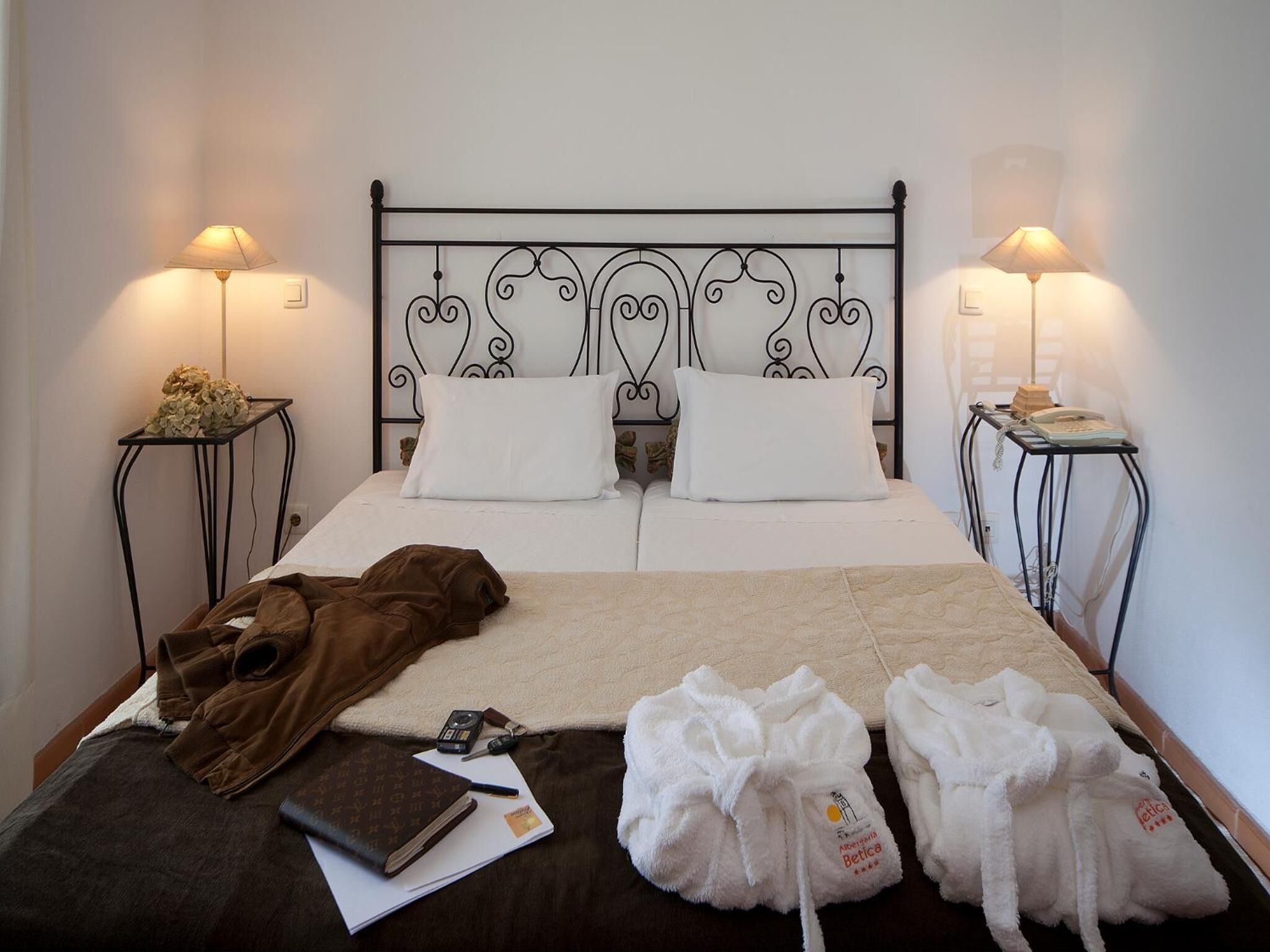 デスク、WiFi (無料)、ベッドシーツ