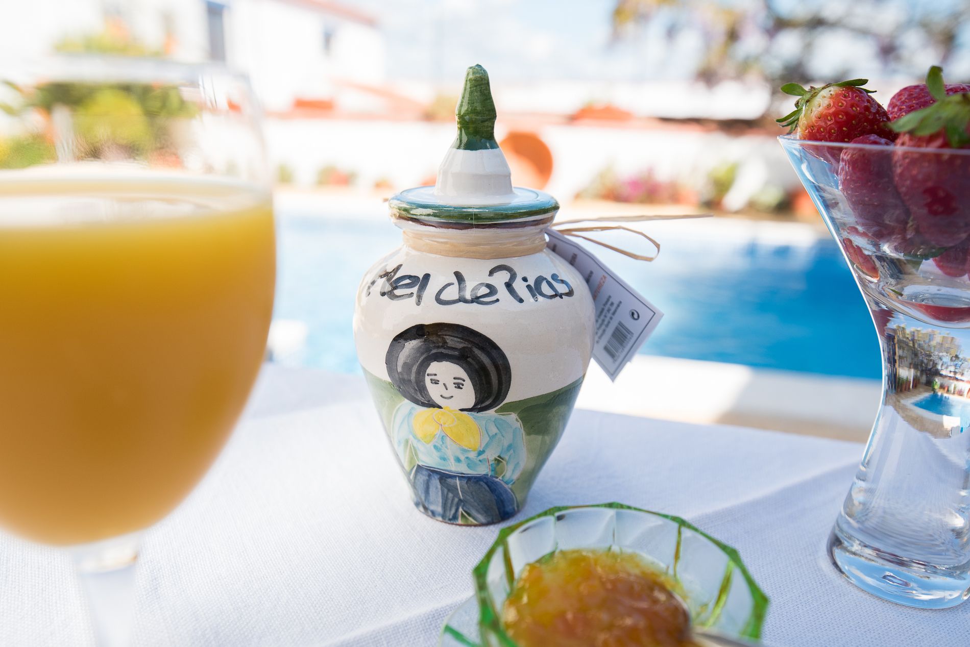 daily continental breakfast (eur 6 per person)