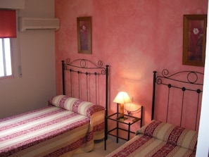 Decoración personalizada, escritorio y camas plegables/adicionales 