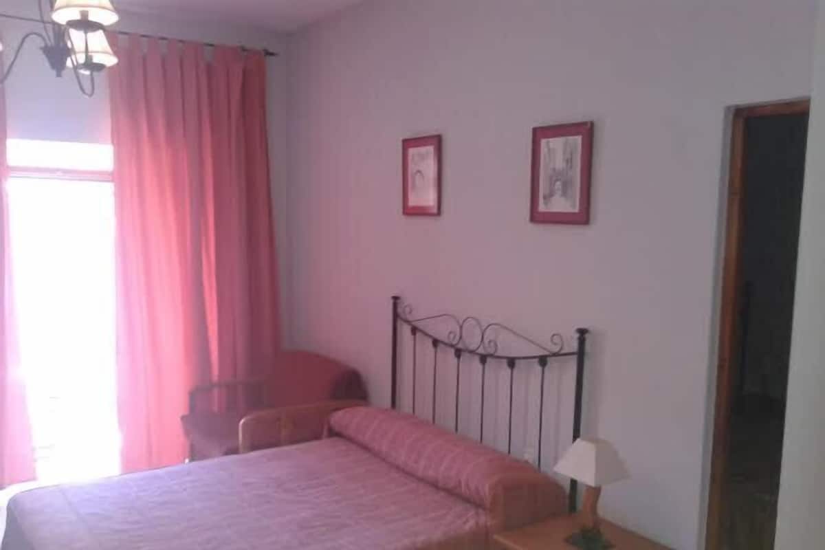 Escritorio, camas plegables/adicionales y decoración personalizada