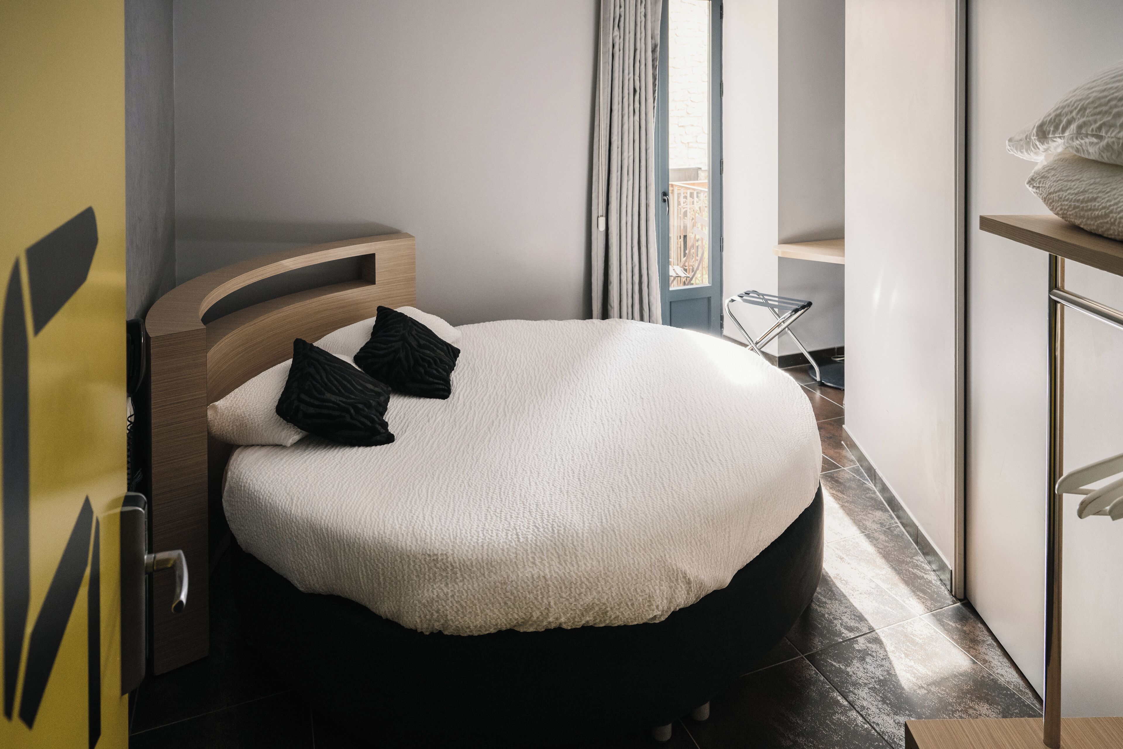 double cosy room | desk, soundproofing, free wifi, bed sheets