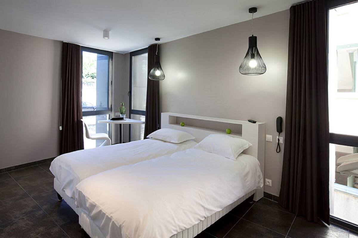 Desk, soundproofing, free WiFi, bed sheets