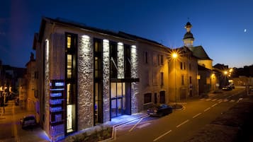 Façade de l’hébergement - soirée/nuit