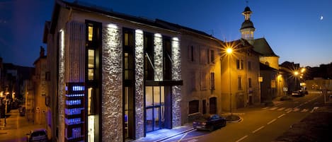 Boendets fasad - kväll/natt