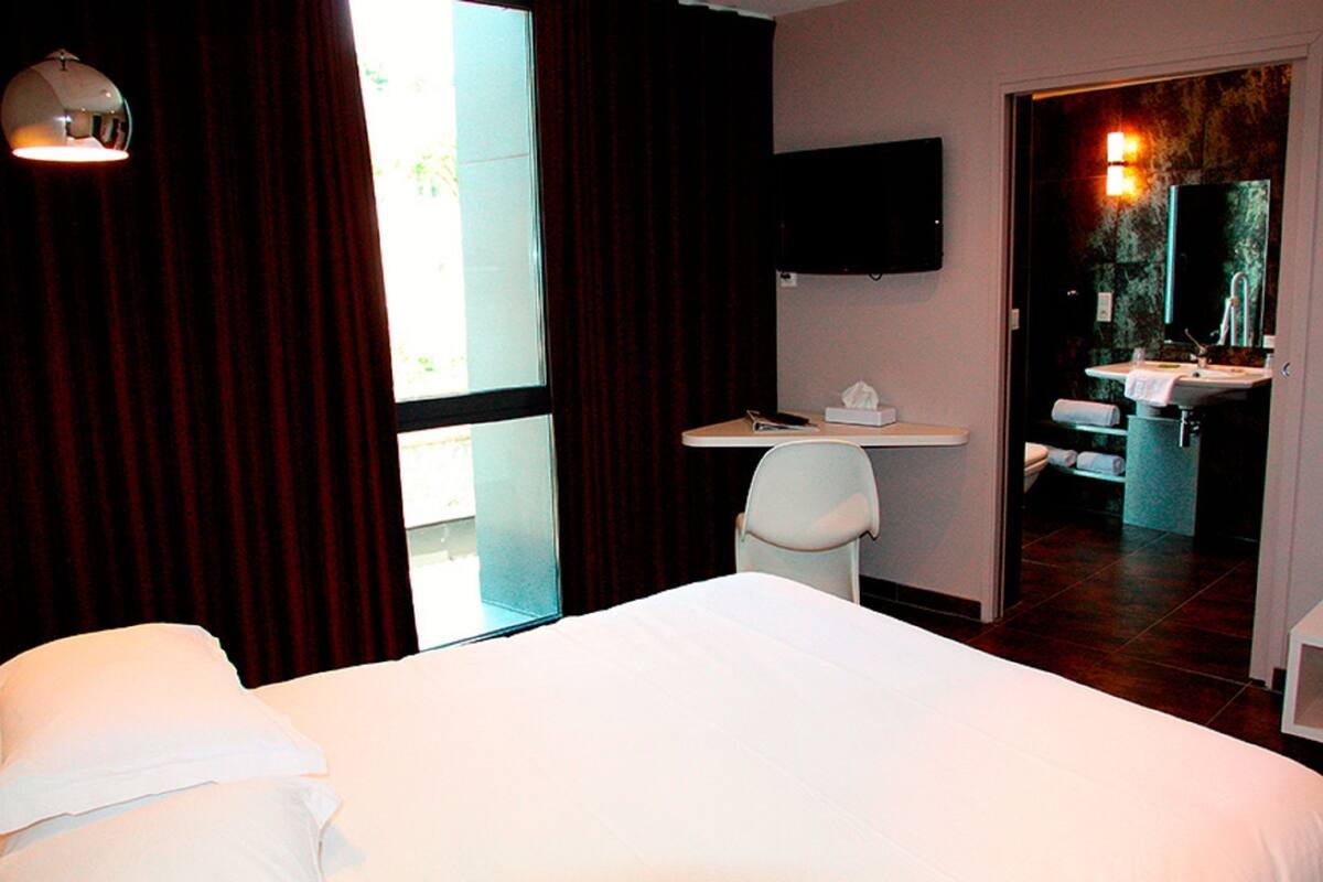 Desk, soundproofing, free WiFi, bed sheets