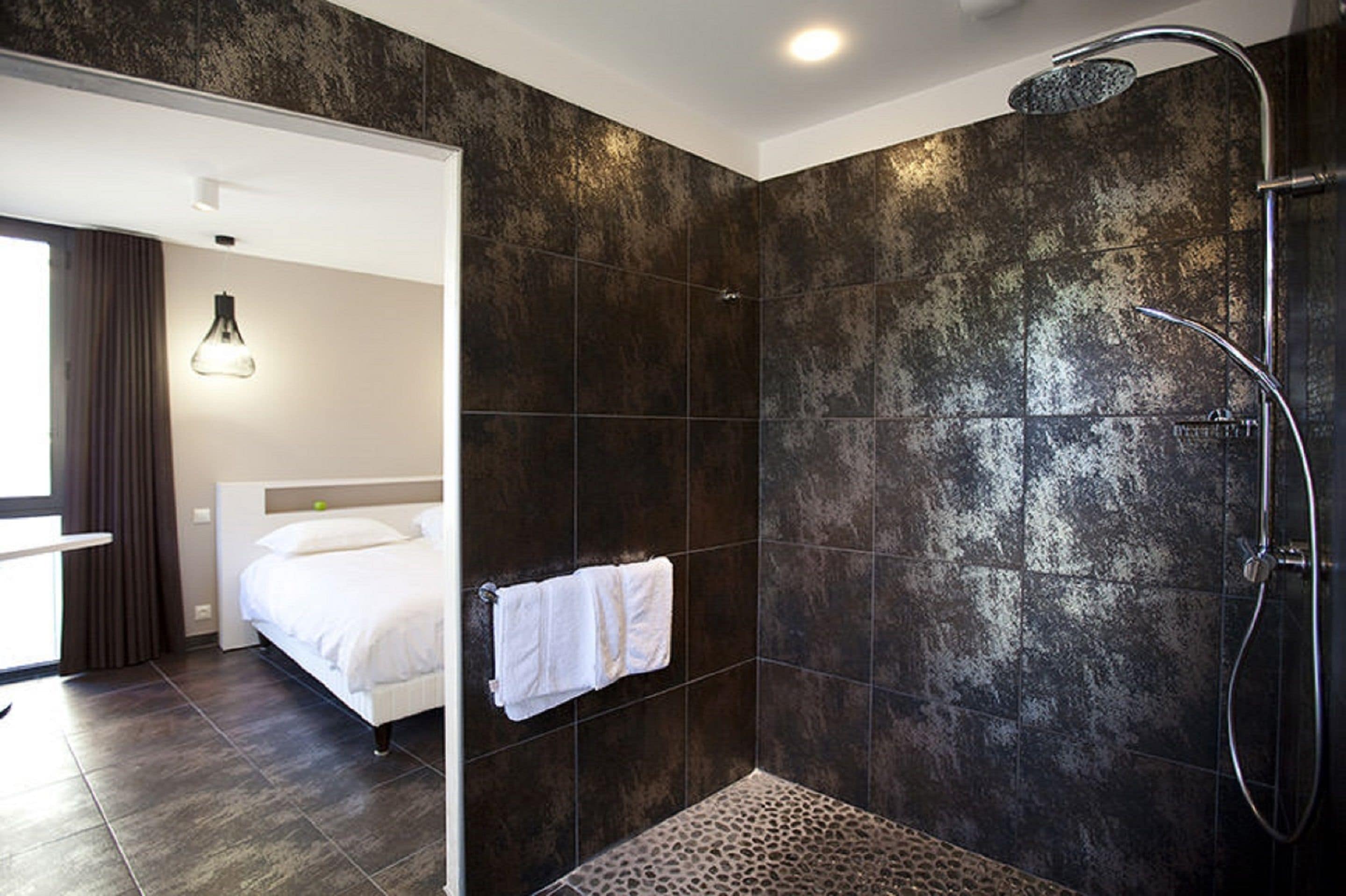 Klassieke Twin kamer | Badkamer | Een douche, een haardroger, handdoeken