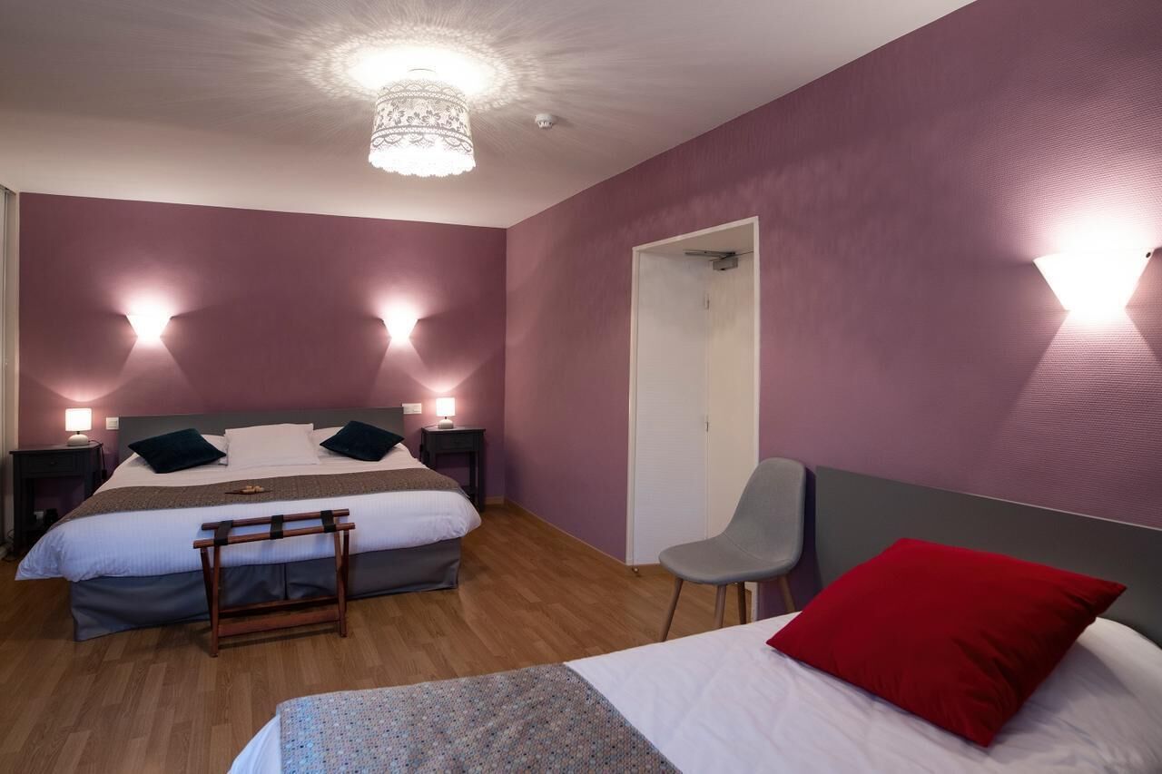 Une chambre à coucher avec un lit, des tables de chevet, une chaise et une armoire.