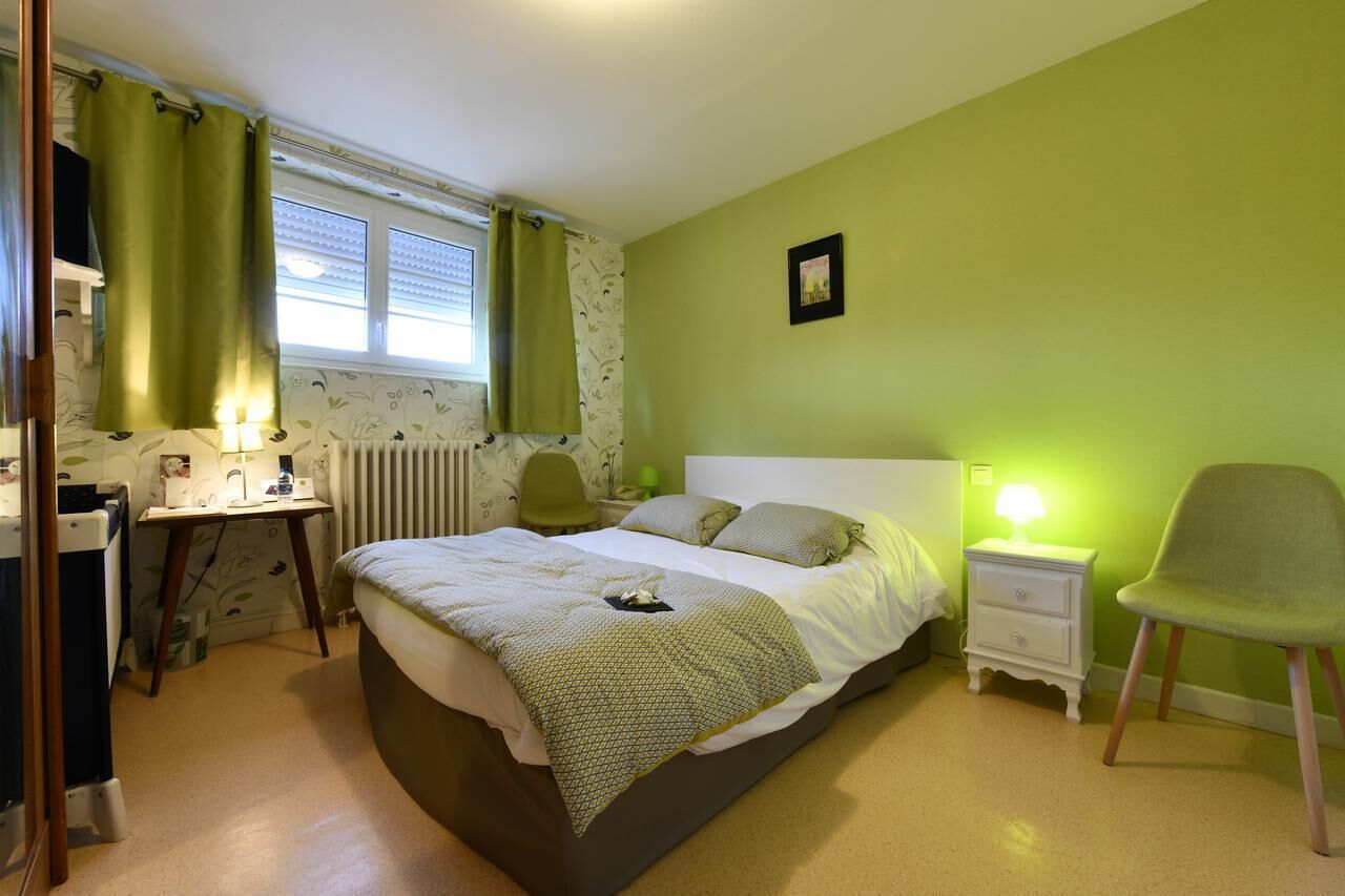 desk, soundproofing, free cots/infant beds, free wifi