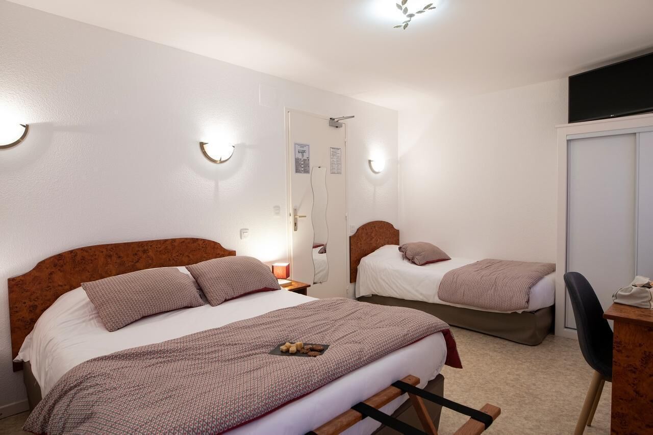 desk, soundproofing, free cots/infant beds, free wifi