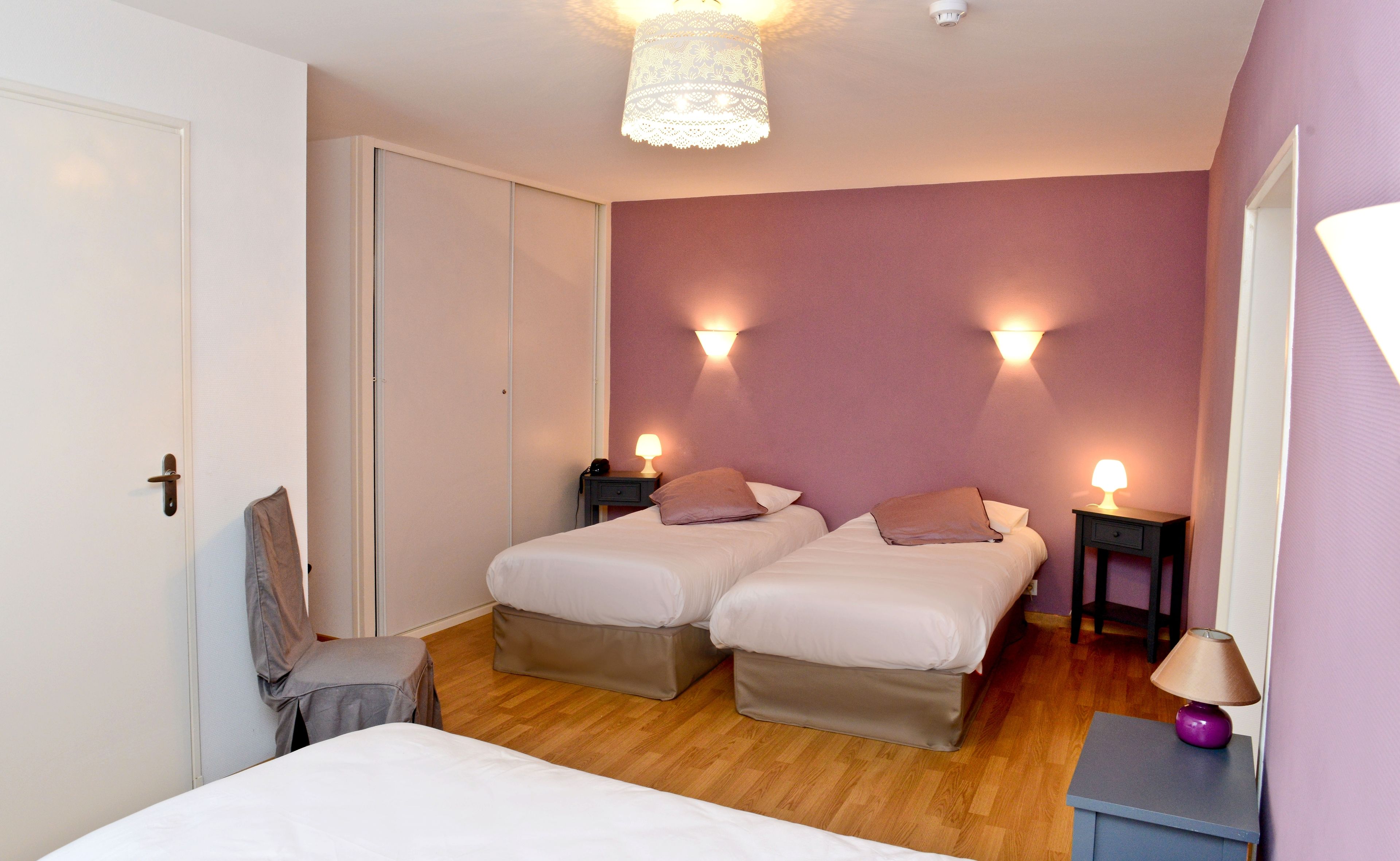 quadruple room | desk, soundproofing, free cots/infant beds, free wifi