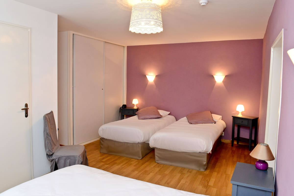 quadruple room | desk, soundproofing, free cots/infant beds, free wifi