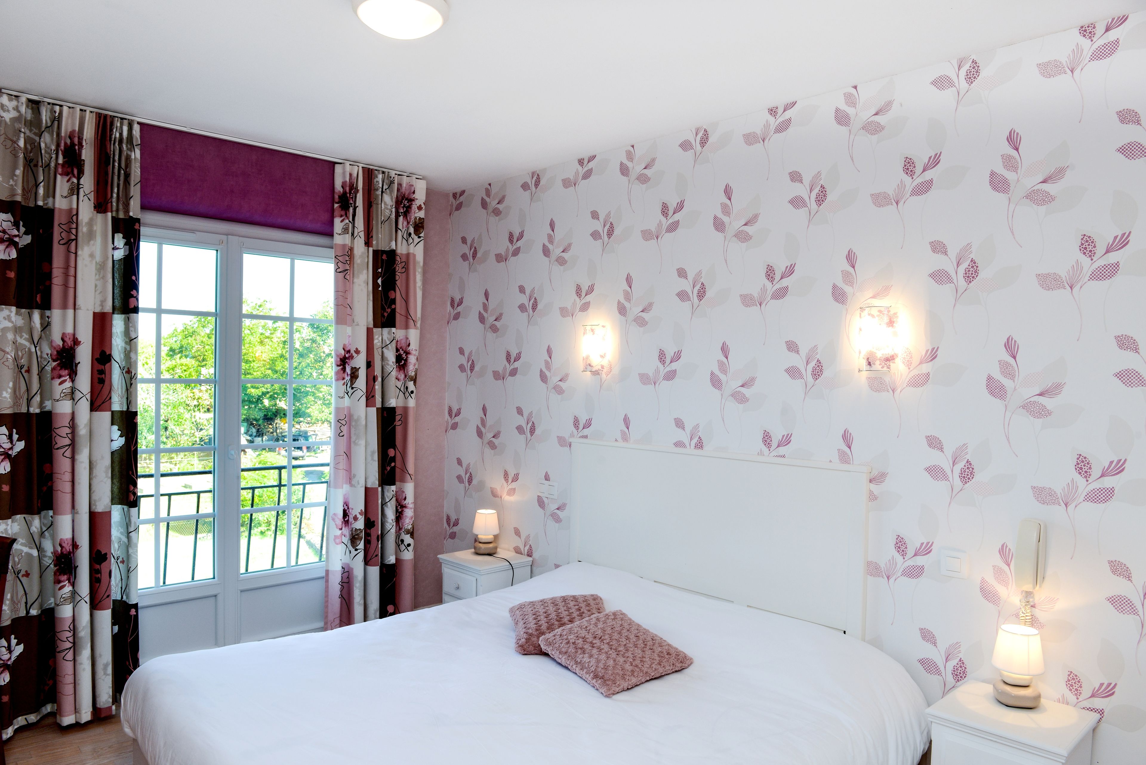 desk, soundproofing, free cots/infant beds, free wifi