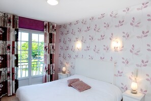 Desk, soundproofing, free cots/infant beds, free WiFi