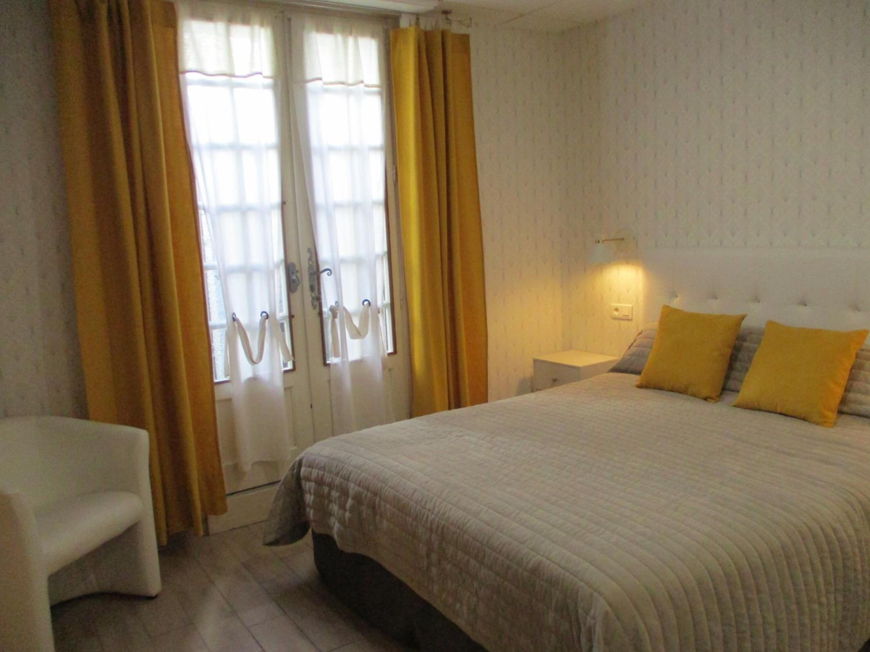 in-room safe, desk, soundproofing, free cots/infant beds