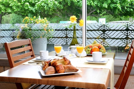 Daily buffet breakfast (EUR 11 per person)