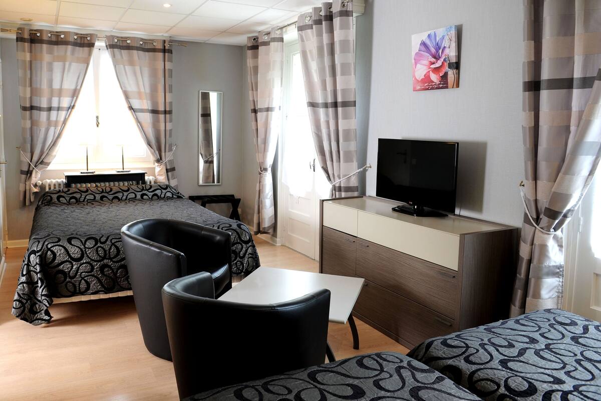 Quadruple Room | In-room safe, desk, soundproofing, WiFi (free)