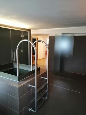 Sauna, Turkish bath/hammam, body treatments, deep-tissue massages