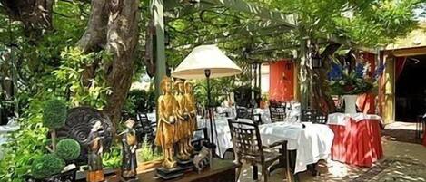 Se sirven almuerzos, cenas y cocina francesa (con mesas al aire libre)