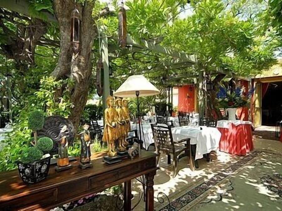 Serviço de almoço e jantar; culinária francesa, restaurante ao ar livre