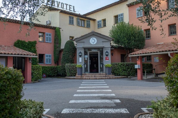 المنشأة من الخارج