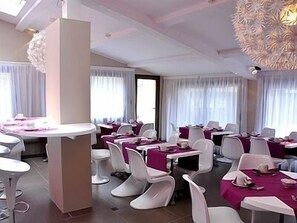 Lounas ja illallinen; ranskalainen keittiö, ulkoilmaravintola 