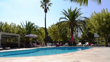 Outdoor pool, free cabanas, pool umbrellas