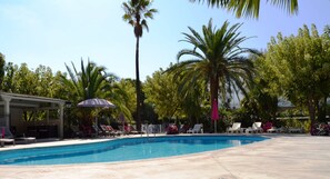 Piscine extérieure, cabanons gratuits, parasols de plage