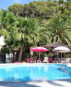 Piscine extérieure, cabanons gratuits, parasols de plage