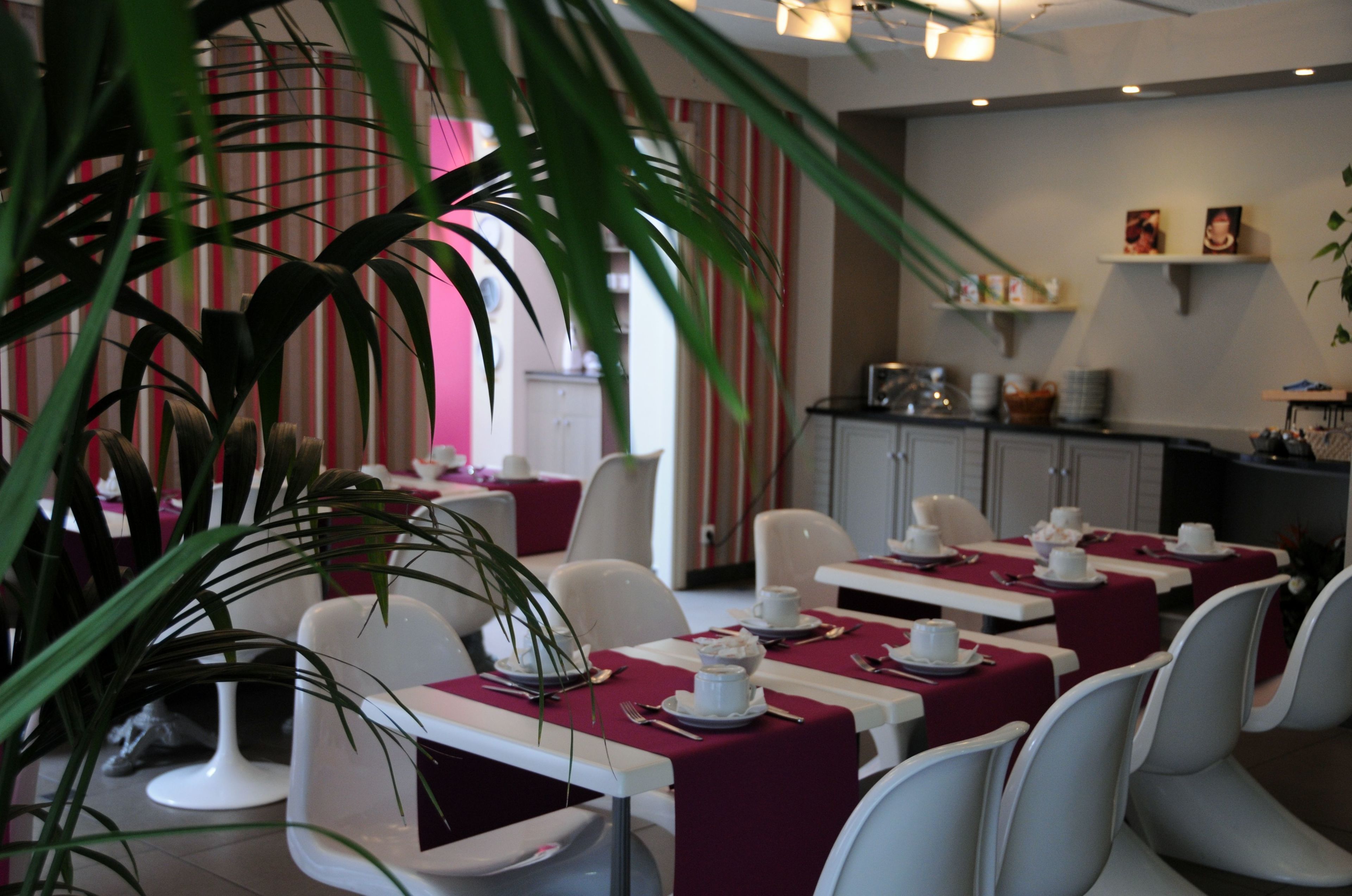 lunch, dinner served; french cuisine, al fresco dining