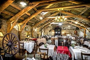 供应早餐、午餐和晚餐，地区菜