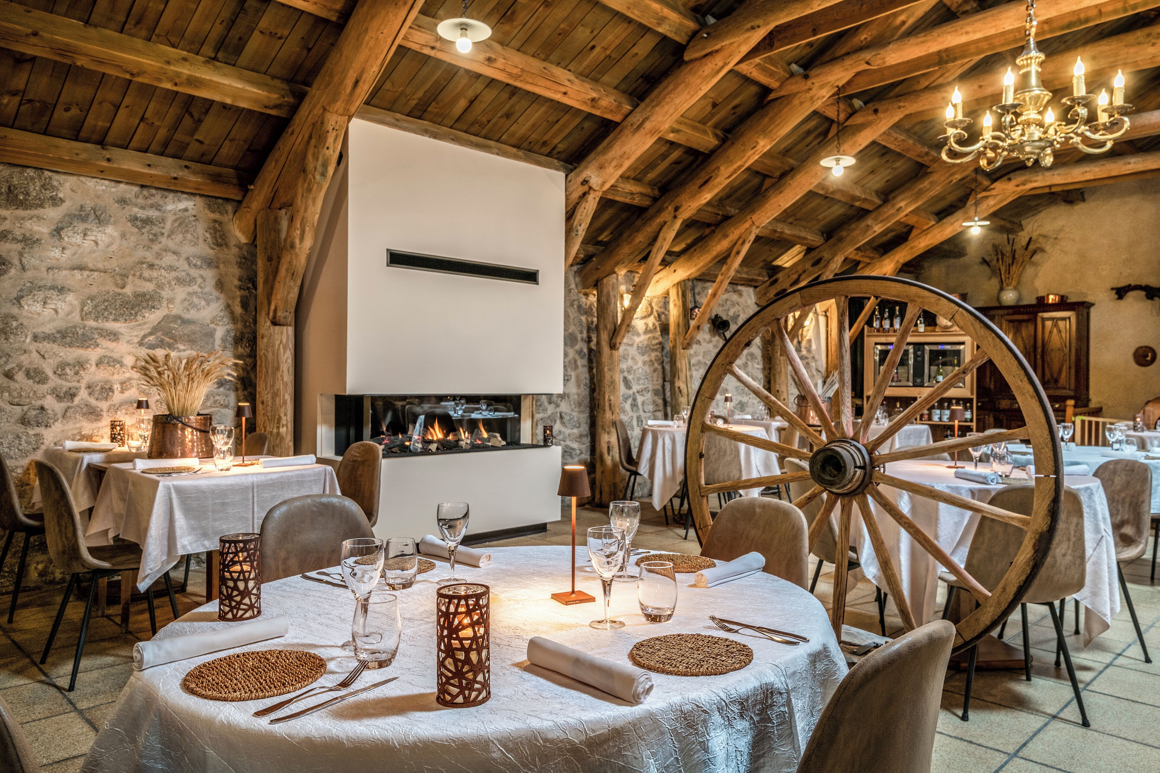 Serveert ontbijt, lunch, diner, regionale gerechten 