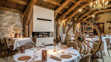 Serveert ontbijt, lunch, diner, regionale gerechten