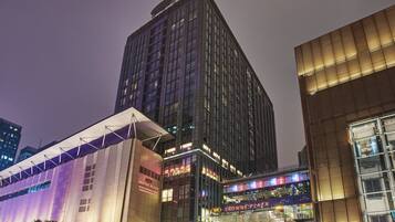 Un edificio de varios pisos con un cartel llamativo para Crowne Plaza.