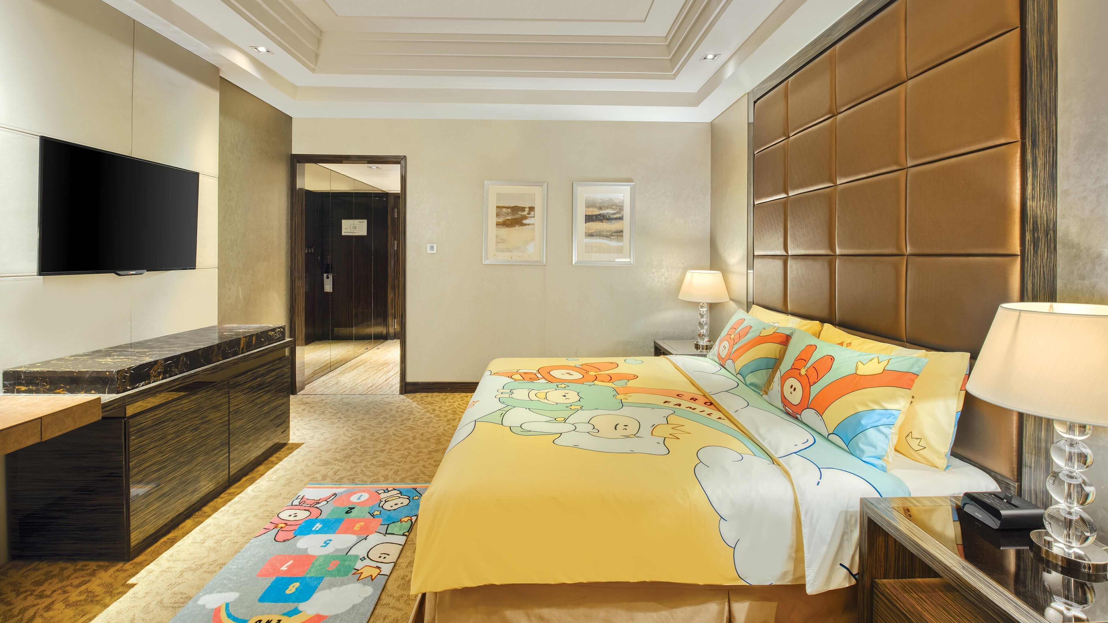 Una habitación de hotel con cama, televisión, escritorio y baño.