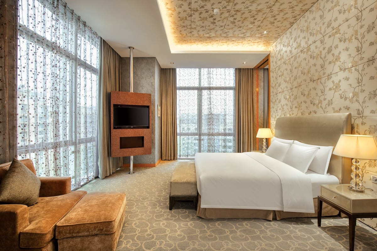 Suite junior, 1 cama de matrimonio grande, Acceso al salón del club | Minibar, caja fuerte, escritorio y cortinas opacas