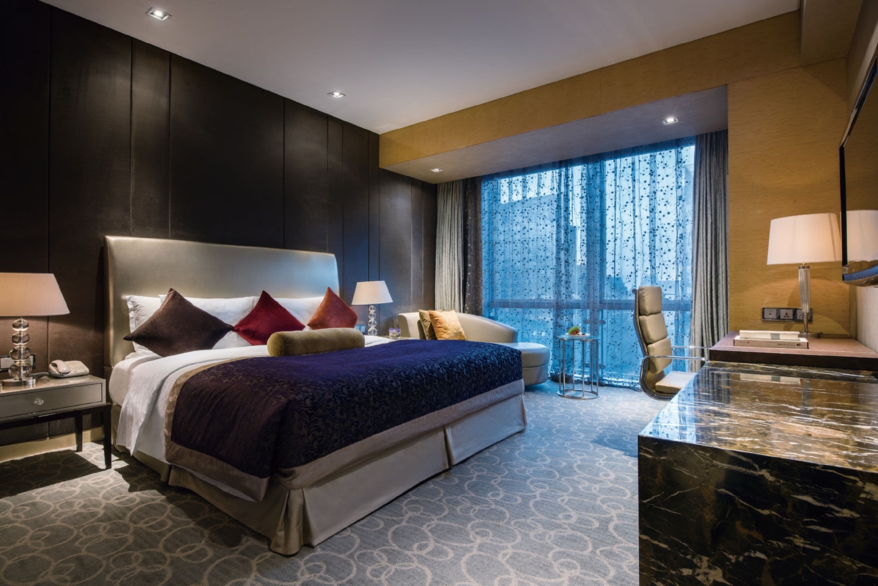 1 bedroom, hypo-allergenic bedding, down duvets, minibar