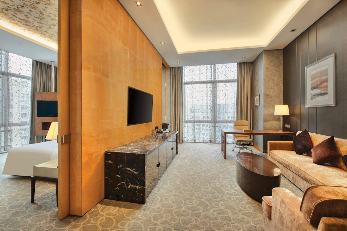 Junior Suite, 1 King Bed, Club lounge access (Lounge Access)