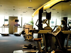 A gym with various exercise equipment, including treadmills and weight machines. - Holiday Inn Shanghai Songjiang by IHG (Shanghai)
