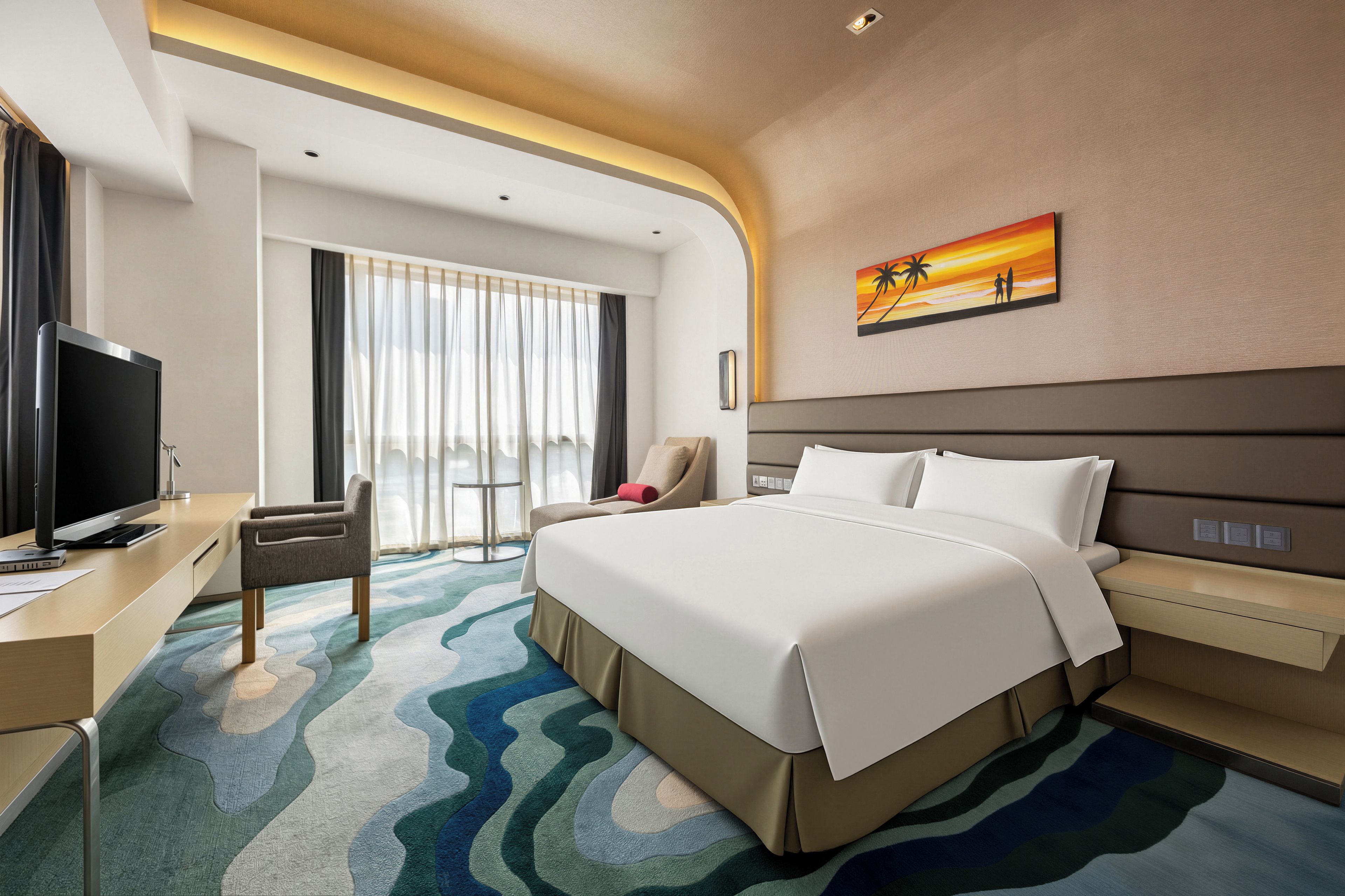 Habitación de hotel con cama, escritorio, televisor y un cuadro en la pared.
